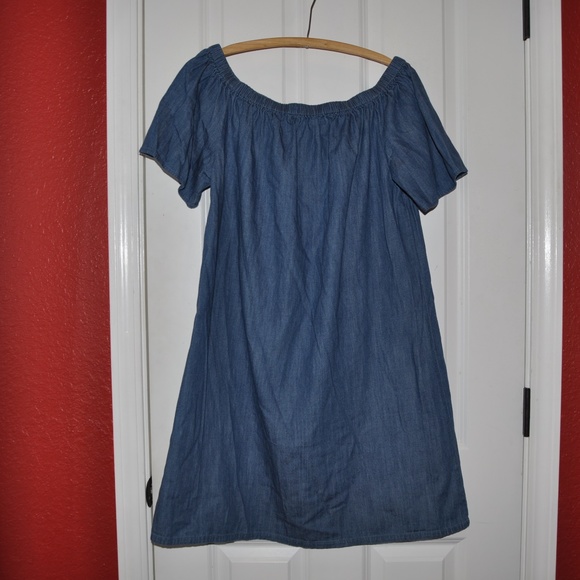 DENIM CHAMBRAY Off-Shoulder Jean Shift Dress [E9] - Picture 4 of 8